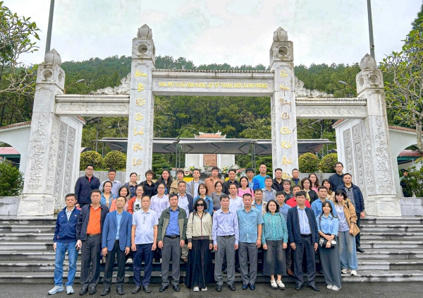 Đảng bộ Công ty PTS Hà Tây tổ chức hoạt động về nguồn tại Khu di tích Lam Kinh và Ngã ba Đồng Lộc