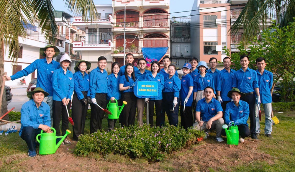 Đoàn thanh niên Công ty Xăng dầu B12 tham gia trồng hoa tại Chương trình “Sắc hoa tuổi trẻ”