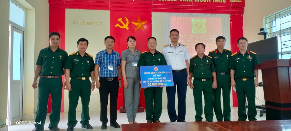 Cựu chiến binh Petrolimex Quảng Ninh hỗ trợ kinh phí làm đường điện năng lượng mặt trời xóm Đồng Cút, thôn Khe Tre, xã  Kỳ Thượng, thành phố Hạ Long