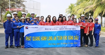 Cảng dầu B12 ra quân phát quang ngăn cháy, bảo vệ kho xăng dầu