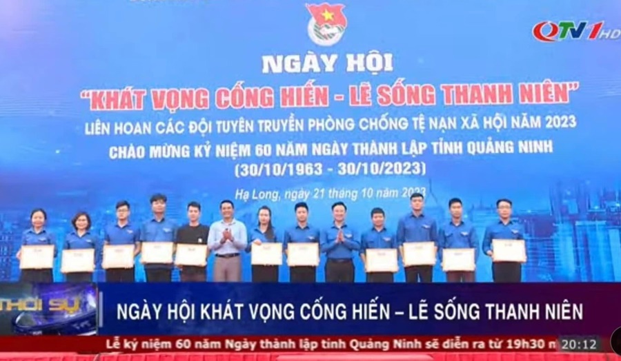 Đoàn thanh niên B12 được khen thưởng về thành tích xuất sắc trong thực hiện các công trình, phần việc thanh niên chào mừng 60 năm thành lập tỉnh Quảng Ninh