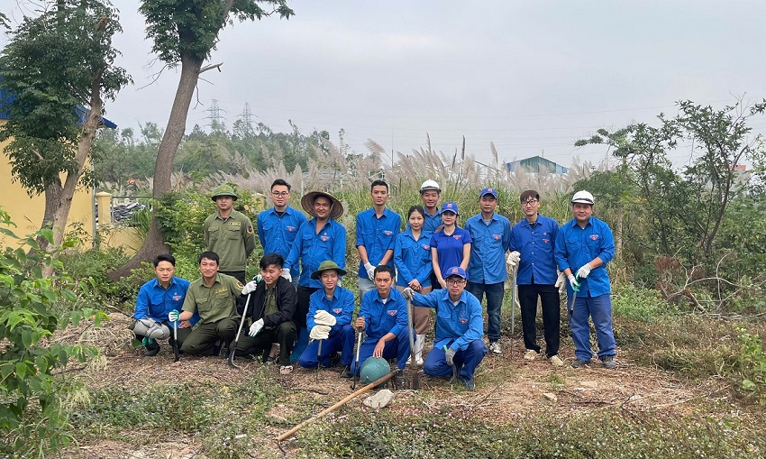 Chi đoàn Xí nghiệp KVXD K130 ra quân phát quang ngăn cháy, bảo vệ an toàn kho xăng dầu