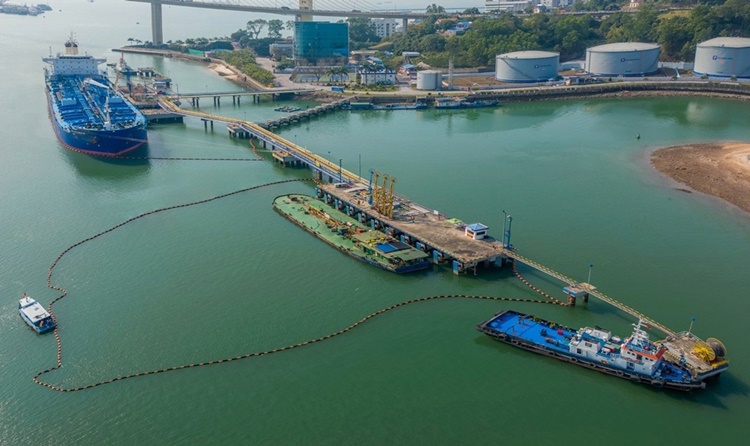 Nghiệm thu đưa vào sử dụng hệ thống phao quây dầu thường trực tại cầu 5.000 DWT - Cảng dầu B12