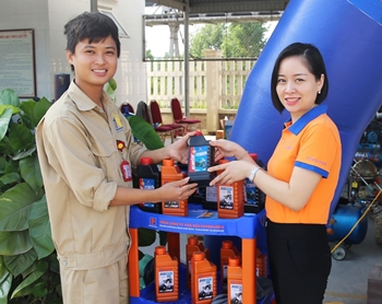 XNXD Quảng Ninh thay miễn phí 355 lon dầu động cơ xe máy cho CNLĐ