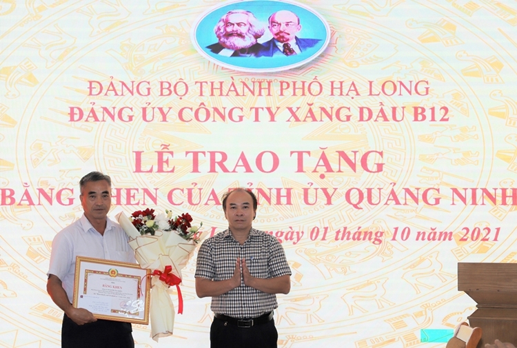 Trao tặng bằng khen của Tỉnh ủy Quảng Ninh cho đồng chí Đoàn Trung Khiển
