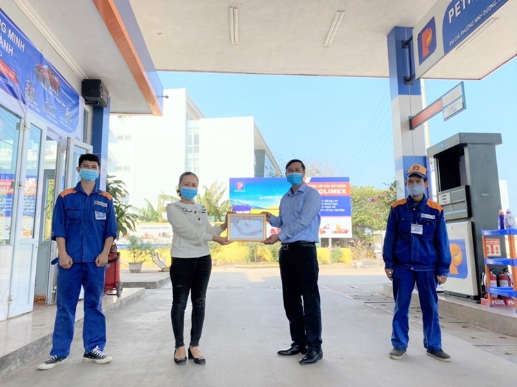 Khen thưởng thành tích Cửa hàng Xăng dầu