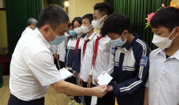 Trao tặng 35 suất quà cho học sinh nghèo