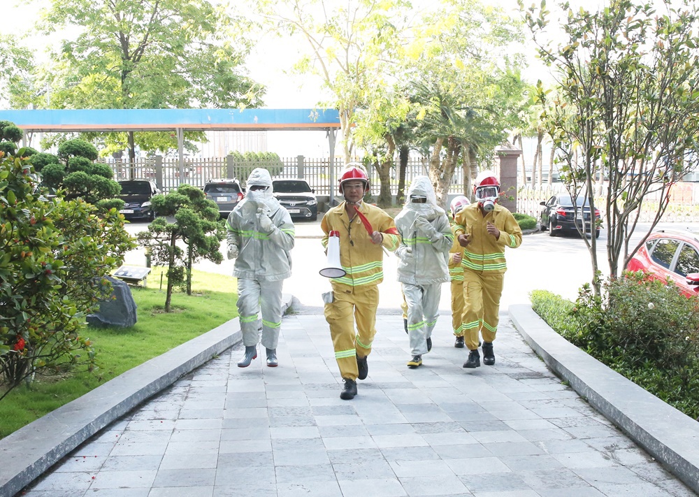 Thực tập phương án chữa cháy và CNCH tại Trụ sở Công ty Xăng dầu B12