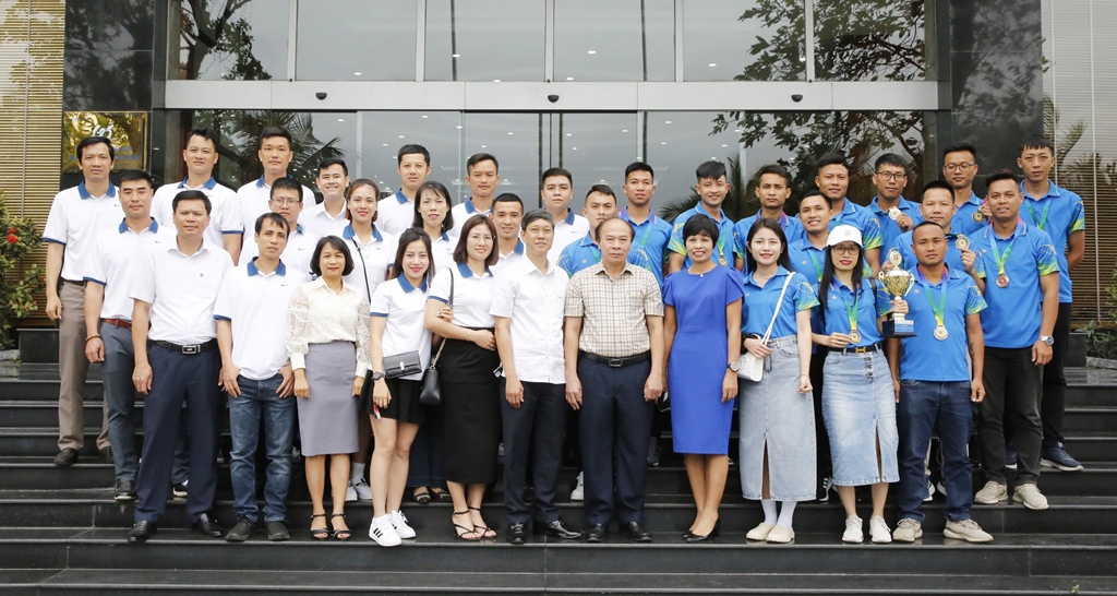 Trao thưởng các tập thể, cá nhân đạt thành tích tại Hội thao CNVC-LĐ Petrolimex khu vực duyên hải Bắc Bộ năm 2023