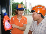 Hỗ trợ khách hàng dùng sản phẩm nước giặt cao cấp JANA