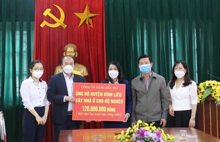 Công ty Xăng dầu B12 ủng hộ 120 triệu đồng cho các hộ nghèo huyện Bình Liêu