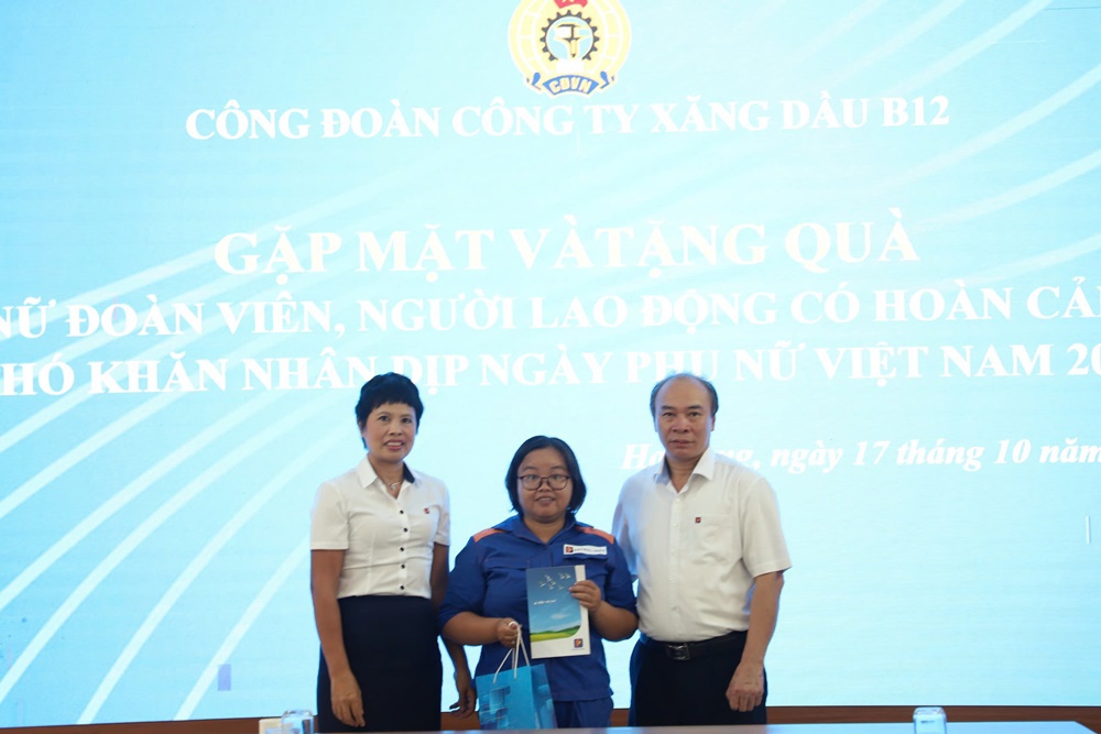 Công đoàn Công ty Xăng dầu B12 tổ chức gặp mặt, trao quà cho nữ ĐV,NLĐ có hoàn cảnh khó khăn nhân dịp ngày 20/10