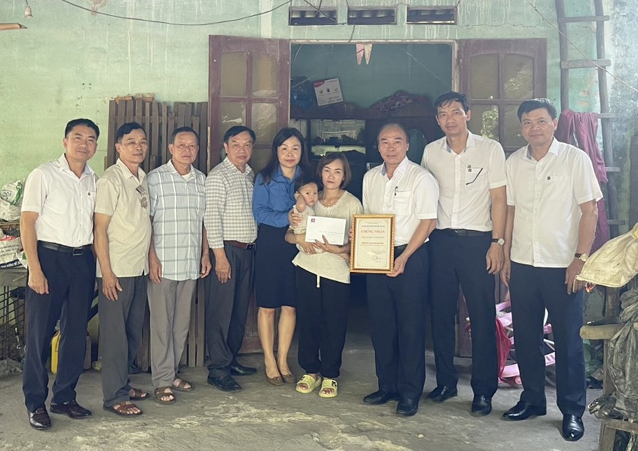 Công ty Xăng dầu B12 nhận đỡ đầu trẻ em có hoàn cảnh khó khăn