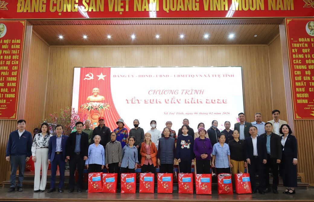 Xí nghiệp KVXD K132 trao tặng quà hỗ trợ các hộ gia đình có hoàn cảnh khó khăn tại xã Tuệ Tĩnh