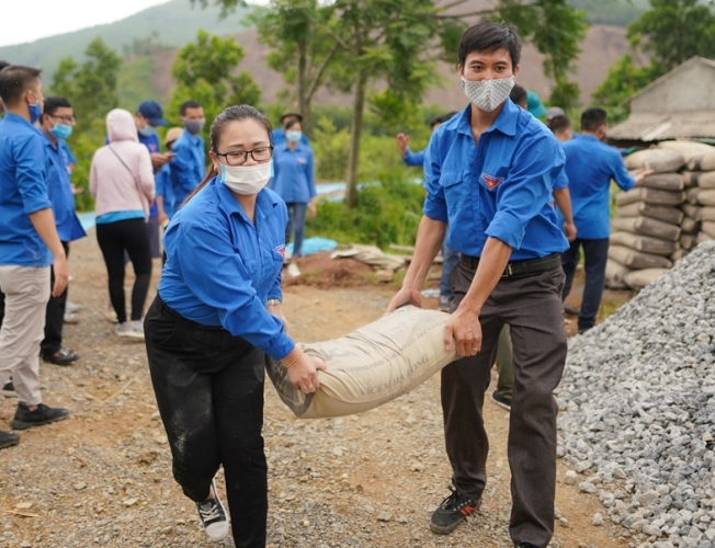 Đoàn Thanh niên B12 chung tay giúp đỡ người dân xã vùng cao