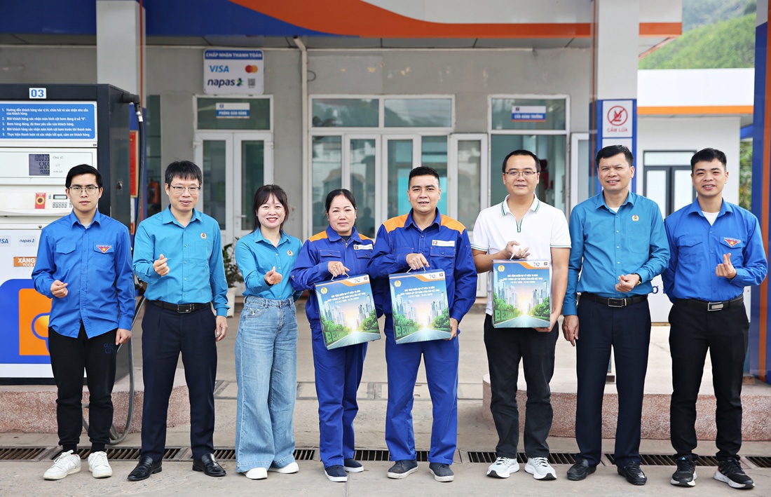 Công đoàn Petrolimex Quảng Ninh tổ chức trao quà của Công đoàn Xăng dầu Việt Nam cho ĐV-NLĐ nhân kỷ niệm 70 năm thành lập Tập đoàn