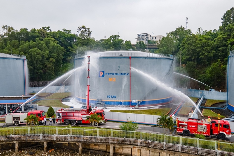 Lễ phát động tháng ATVSLĐ và thực tập phương án ứng phó sự cố tràn dầu, chữa cháy và cứu nạn cứu hộ tại bể M2 - Cảng dầu B12
