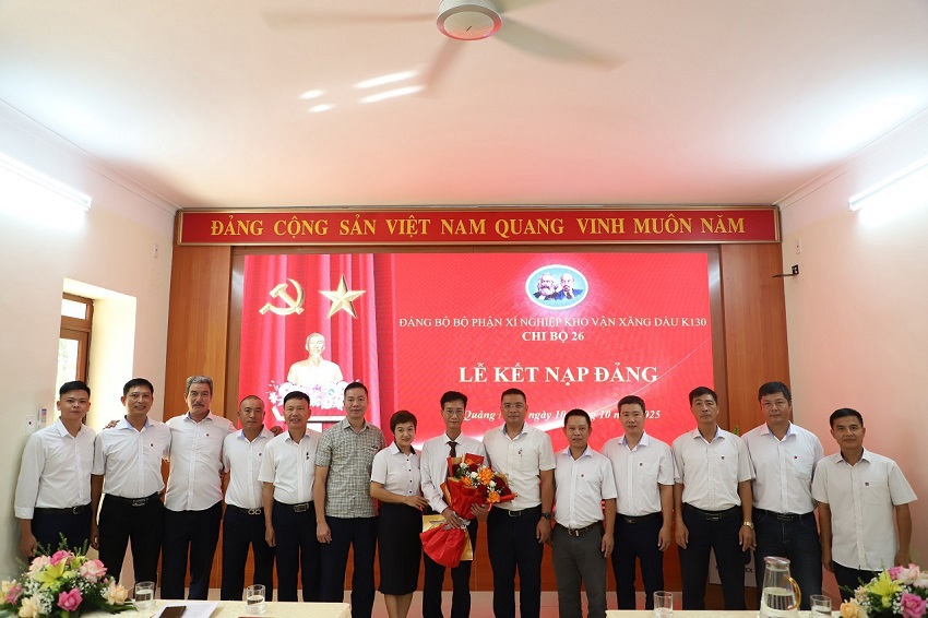 Xí nghiệp Kho vận Xăng dầu K130 tổ chức Lễ kết nạp đảng viên mới