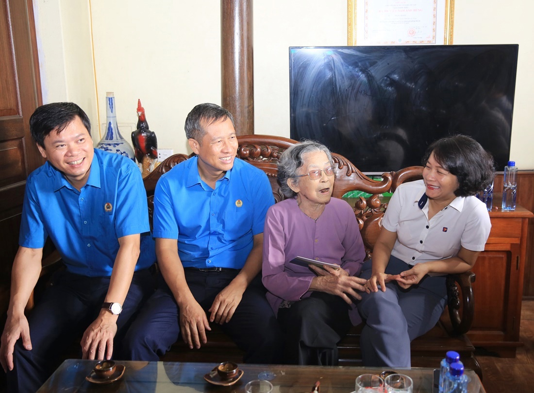 Công đoàn Công ty Xăng dầu B12 thăm hỏi, tri ân Mẹ Việt Nam Anh hùng và thân nhân Liệt sỹ nhân kỷ niệm ngày Thương binh - Liệt sỹ 27/7
