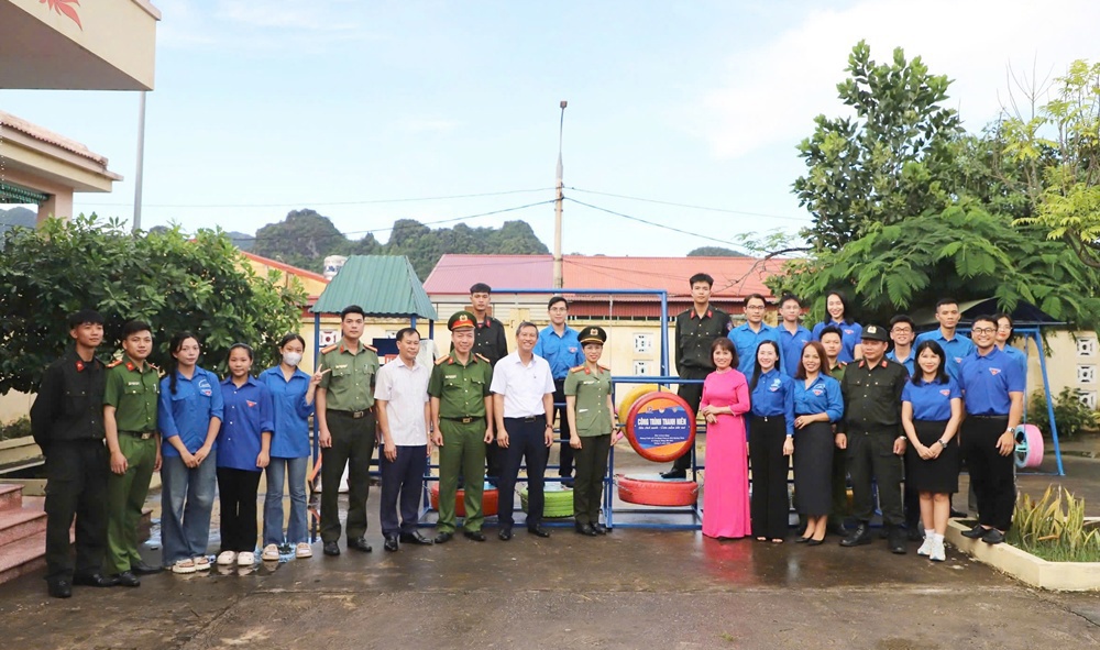 Đoàn Thanh niên B12 phối hợp trao tặng công trình thanh niên "Sân chơi xanh - Ươm mầm ước mơ" cho Trường mầm non Hà Phong