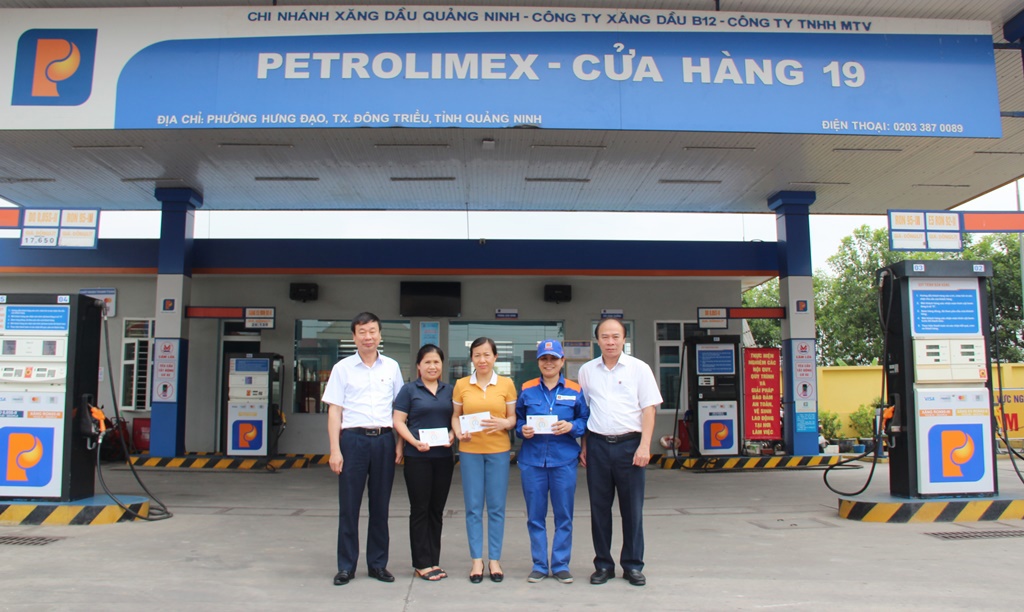 Thăm hỏi, trao quà hỗ trợ NLĐ nhân dịp Tháng Công nhân năm 2023