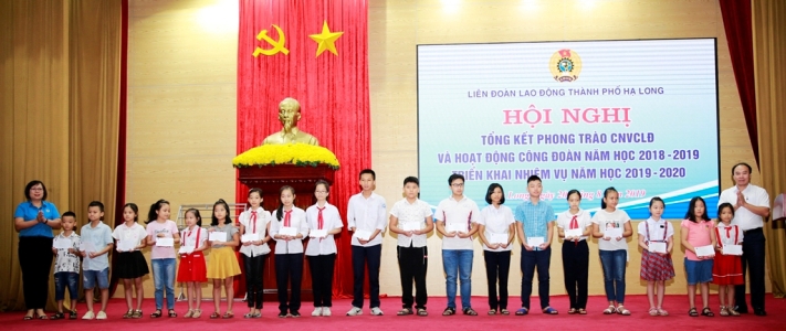 Công ty Xăng dầu B12 hỗ trợ 50 triệu đồng cho học sinh nghèo vượt khó