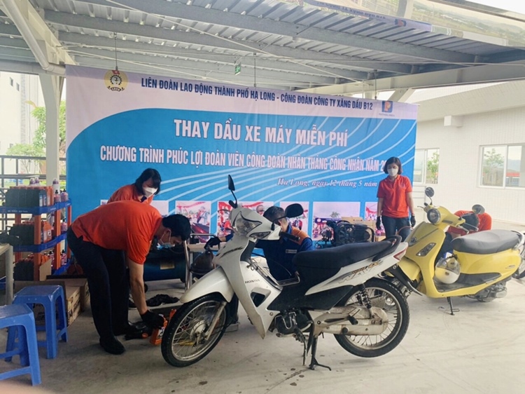 Petrolimex Quảng Ninh phối hợp thay dầu xe máy miễn phí cho đoàn viên CNLĐ trong tháng công nhân năm 2022