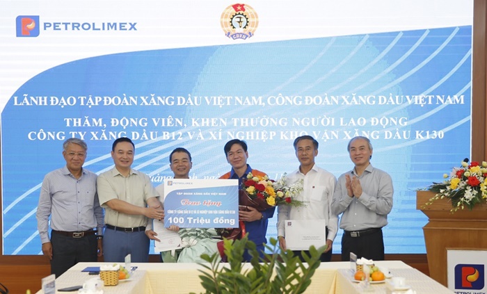 Petrolimex biểu dương, trao thưởng Công ty Xăng dầu B12 về thành tích đảm bảo nguồn cung xăng dầu