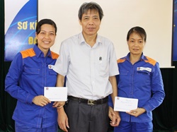 Khen thưởng hai công nhân bán lẻ dũng cảm chữa cháy tại CHXD 20 Minh Tân