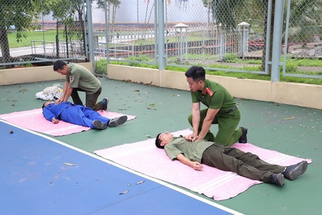 Xí nghiệp KVXD K130 tổ chức huấn luyện cấp giấy chứng nhận cứu nạn cứu hộ