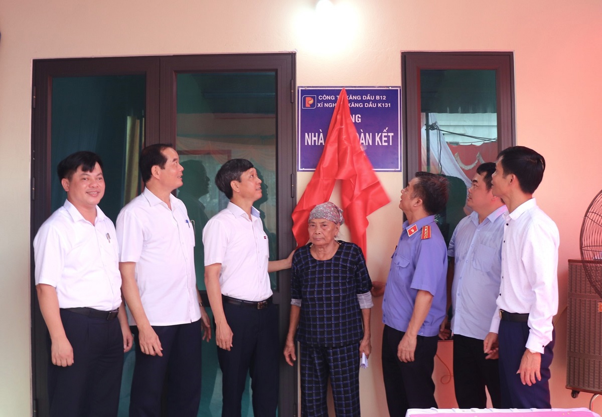 Xí nghiệp Xăng dầu K131 hỗ trợ kinh phí xây nhà cho hộ nghèo trên địa bàn huyện Thủy Nguyên, thành phố Hải Phòng