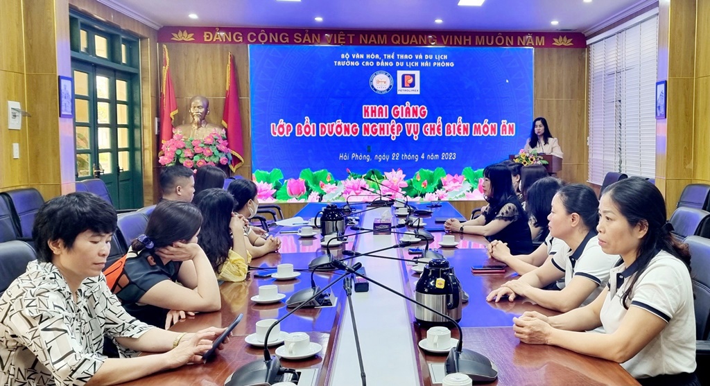 Bồi dưỡng nghiệp vụ nấu ăn cho công nhân viên Nhà ăn tập thể