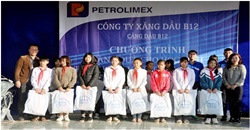 Cảng dầu B12 tặng quà học sinh nghèo vượt khó trường Tiểu học - THCS Quảng Lâm
