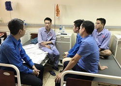 ĐTN B12 thăm hỏi, động viên 2 đồng nghiệp nằm viện do bị côn đồ hành hung tại CHXD 59 - Minh Thành