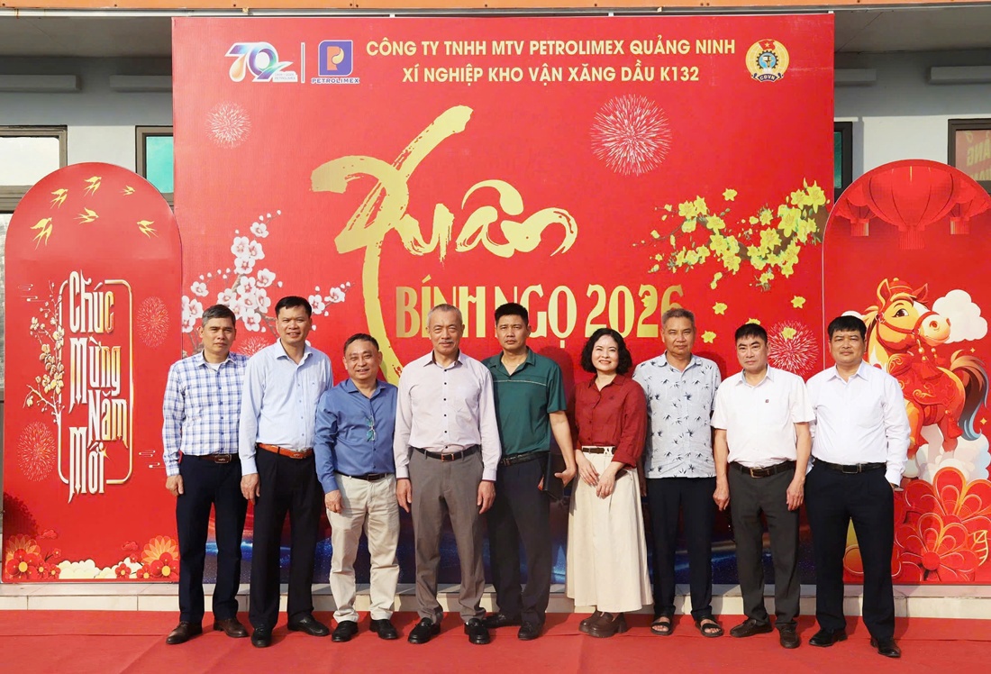 Lãnh đạo Petrolimex Quảng Ninh động viên, chúc tết người lao động trực ngày 29 tết Bính Ngọ