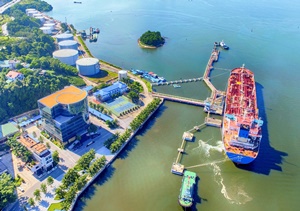 Kho dầu phố biển