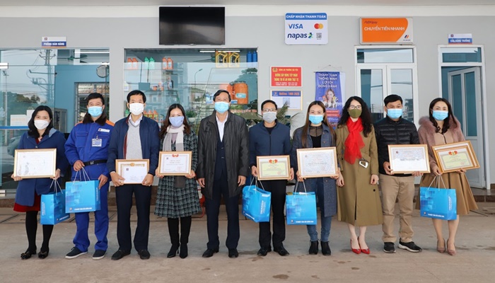 Thăm hỏi, động viên CNLĐ và biểu dương các cửa hàng xuất sắc trước thềm tết Nguyên đán