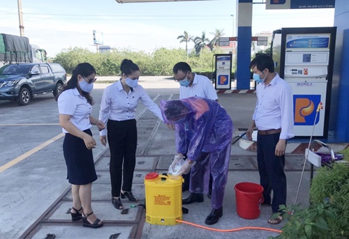 Công đoàn Chi nhánh Xăng dầu Hải Dương thực hiện phun khử trùng phòng dịch Covid-19