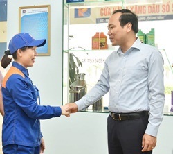 Chủ tịch Công đoàn Công thương Việt Nam thăm hỏi, tặng quà NLĐ Cửa hàng Xăng dầu 58 Hà Khẩu