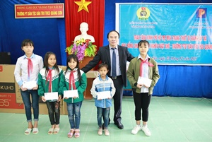 Lan tỏa hơi ấm nghĩa tình nơi huyện nghèo hẻo lánh