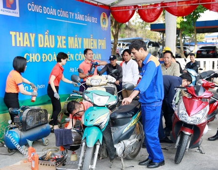 B12 thay dầu xe máy miễn phí cho đoàn viên, CNVLĐ