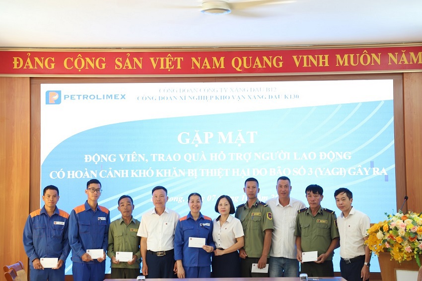 Xí nghiệp Kho vận Xăng dầu K130 gặp mặt trao quà, động viên người lao động có hoàn cảnh khó khăn, bị thiệt hại do bão số 3 (Yagi)