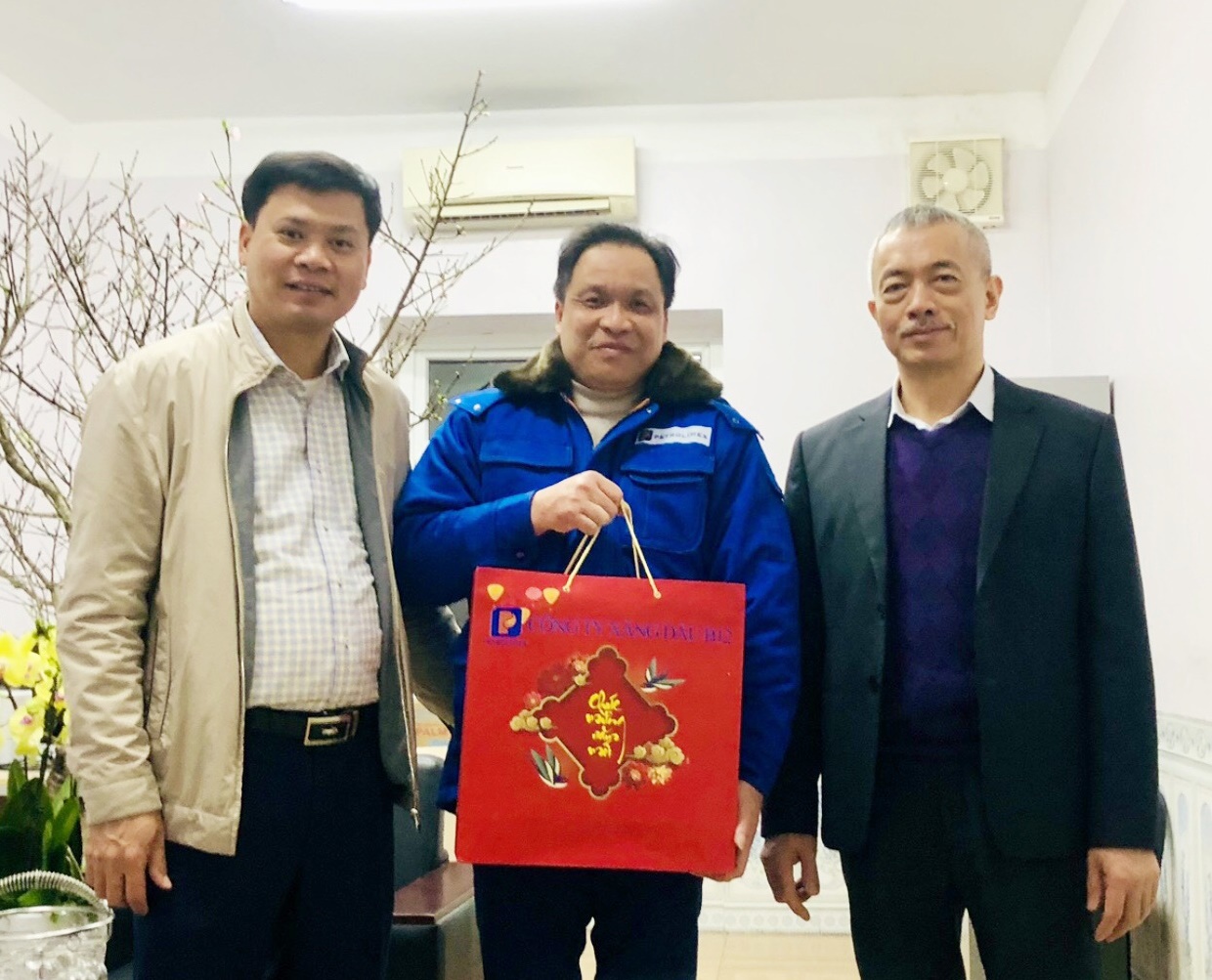 Lãnh đạo Công ty Xăng dầu B12 thăm hỏi, tặng quà người lao động trực ngày 30 Tết Giáp Thìn