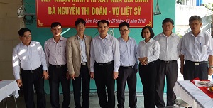 Trao tặng 80 triệu đồng tài trợ xây dựng nhà tình nghĩa