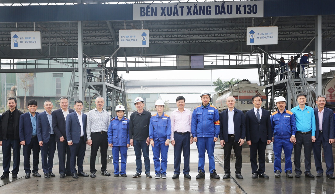 Tổng giám đốc Petrolimex Lưu Văn Tuyển kiểm tra công tác đảm bảo nguồn hàng Tết Bính Ngọ tại Xí nghiệp KVXD K130