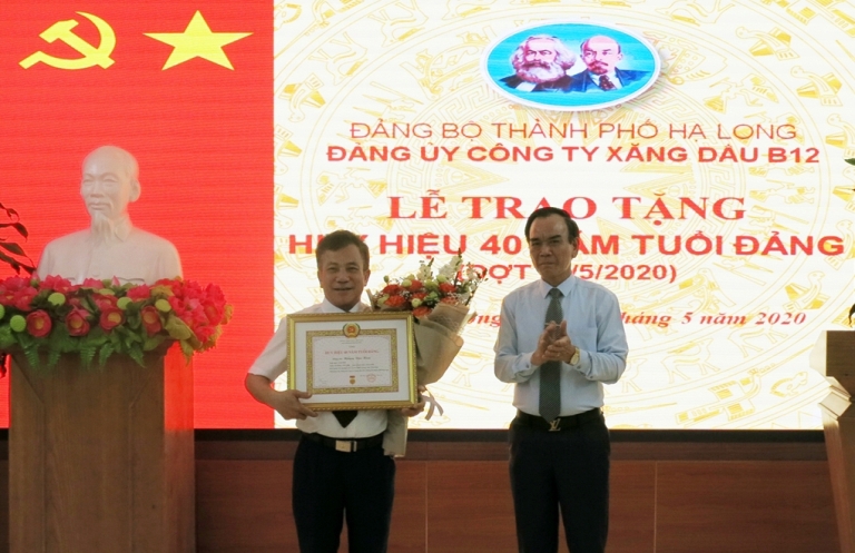 Trao huy hiệu 40 năm tuổi Đảng cho đồng chí Hoàng Văn Hoài