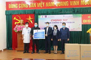 XNXD K131 ủng hộ 300 bộ quần áo bảo hộ cho Bệnh viện Đa khoa huyện Thủy Nguyên.