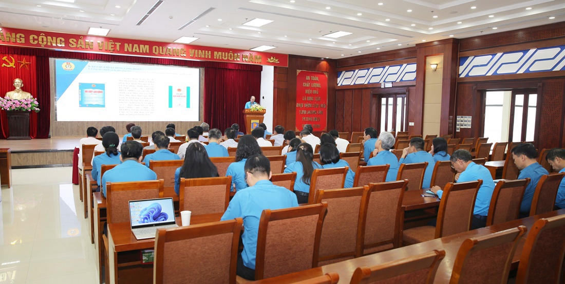 Hội nghị sơ kết công tác quý I/2025 và thực hiện công tác cán bộ của Công đoàn Công ty Xăng dầu B12