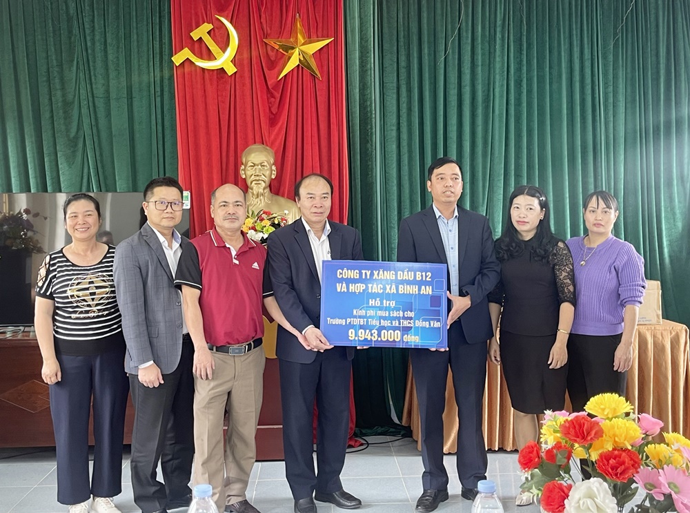 Công ty Xăng dầu B12 trao tặng sách cho các em học sinh Trường PTDTBT Tiểu học và THCS Đồng Văn
