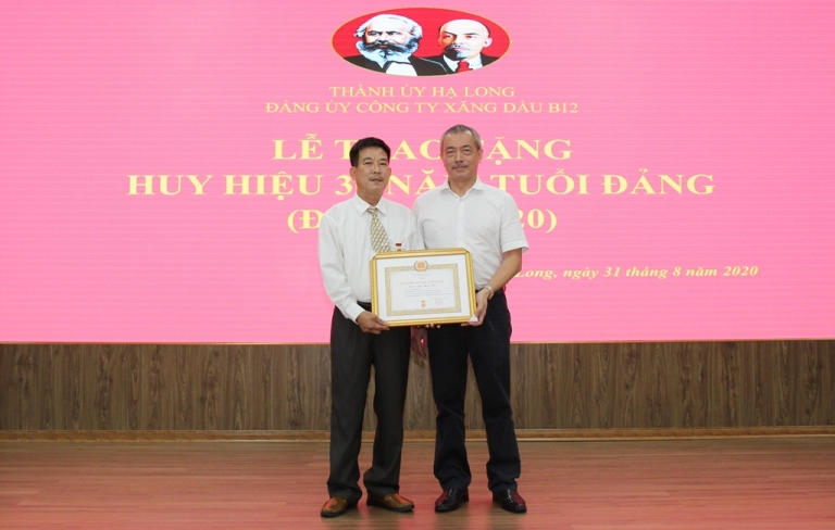 Lễ trao tặng huy hiệu Đảng đợt 02/9/2020